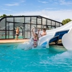 Complexe aquatique avec toboggans