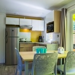 Salle à manger et cuisine -Mobil-home Privilège 2 Chambres Guérande - Domaine de Bréhadour - Camping 4 étoiles*