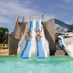 Parc aquatique avec toboggans