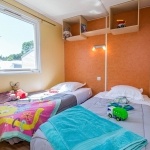 Chambre enfants Confort 2 Chambres - Domaine de Bréhadour* -- Camping Loire Atlantique avec piscine