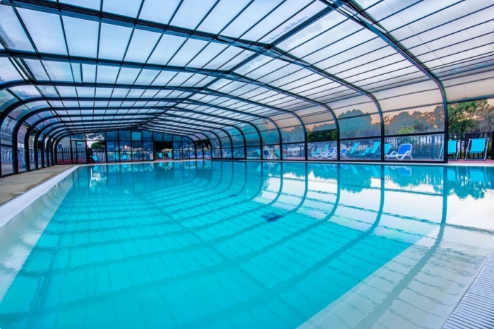 Piscine couverte et chauff&eacute;e - Camping Gu&eacute;rande